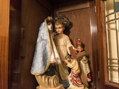 La stanza � "vegliata" a distanza dalla credenza da alcune statuette religiose in bella vista